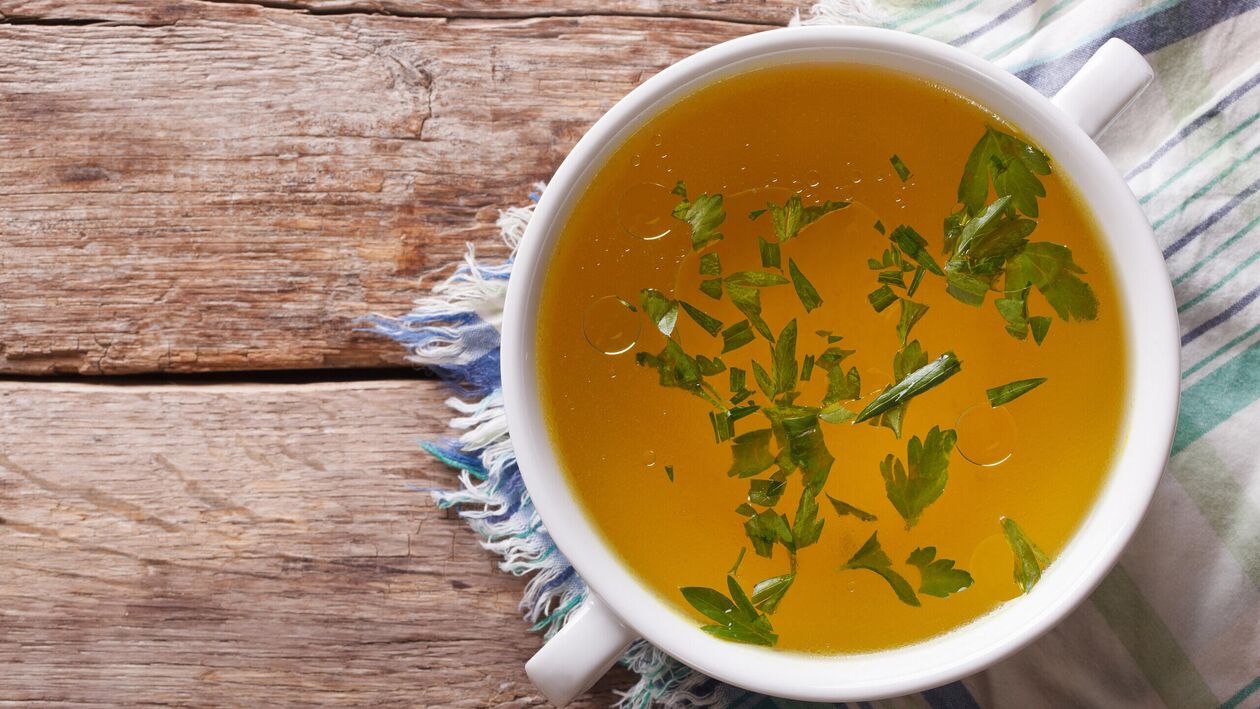 Le bouillon de poulet est le plat principal des jours de boissons du régime préféré