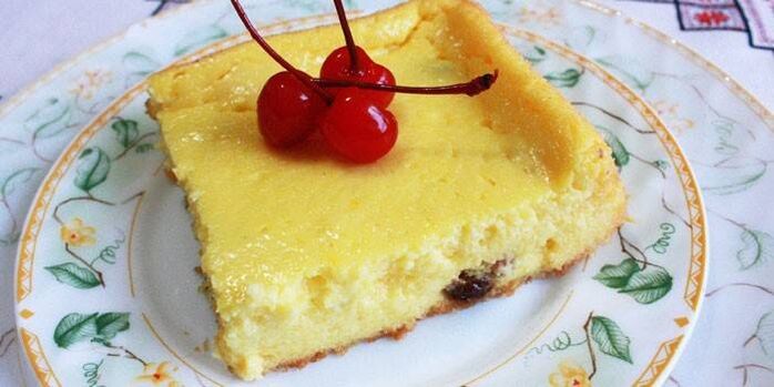 Casserole de fromage cottage pour le petit-déjeuner ou une collation dans le menu d'une alimentation saine pendant un mois