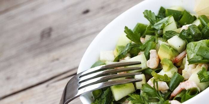 La salade de légumes doit souvent être présente dans le régime alimentaire pour perdre du poids. 