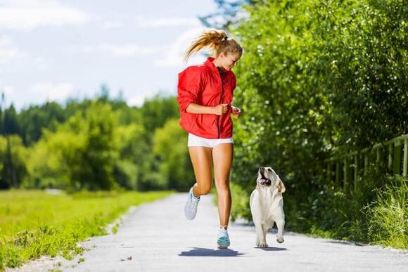 Il est conseillé de commencer une série d'exercices pour perdre du poids en faisant du jogging dans le parc. 