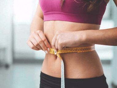 La fille mesure la taille